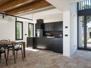 Cucina lineare con penisola sui toni del nero, TM Italia TM Italia Built-in kitchens