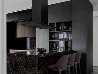 Cucina lineare a scomparsa con penisola in gres, TM Italia TM Italia Built-in kitchens Wood Wood effect