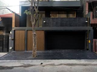 URBAN NOIRE, Amit Khanna Design Associates Amit Khanna Design Associates مرآب~ كراج