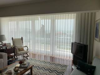 Instalação de cortinado ondulado numa sala., ALTINO COLEJO DECORAÇÃO DE INTERIORES, LDA. ALTINO COLEJO DECORAÇÃO DE INTERIORES, LDA. Гостиная в стиле модерн