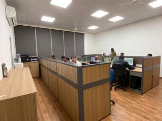 MANESAR OFFICE PROJECT, Leur Interiors Leur Interiors Commercial spaces Plywood