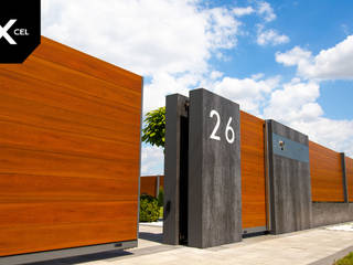 City Oasis. Nowoczesne ogrodzenie z drewnopodobnego aluminium i spieków kwarcowych, XCEL Fence XCEL Fence สวนหน้าบ้าน