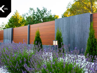 City Oasis. Nowoczesne ogrodzenie z drewnopodobnego aluminium i spieków kwarcowych, XCEL Fence XCEL Fence สวนหน้าบ้าน