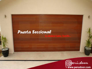 Puertas de garaje Levadizas Seccionales Peru, Puertas Automaticas - PERU DOOR Puertas Automaticas - PERU DOOR Modern Garage and Shed Wood-Plastic Composite Brown