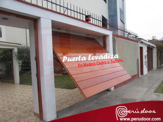 Puertas de garaje Levadizas Seccionales Peru, Puertas Automaticas - PERU DOOR Puertas Automaticas - PERU DOOR Modern Garage and Shed Wood-Plastic Composite Brown
