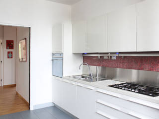 Eclettismo orientale, OPA Architetti OPA Architetti Built-in kitchens White