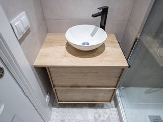 Reforma integral en calle Roger de Barcelona, Grupo Inventia Grupo Inventia Modern Bathroom Wood-Plastic Composite Wood effect