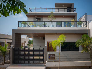 A minimal budget modern home in Ujjain, India , phiQ architects and consultants phiQ architects and consultants モダンな 家