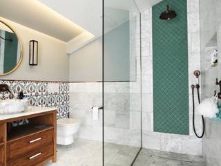 Buckinghamshire Barn Conversion, Orkun Indere Interiors Orkun Indere Interiors Ausgefallene Badezimmer Türkis