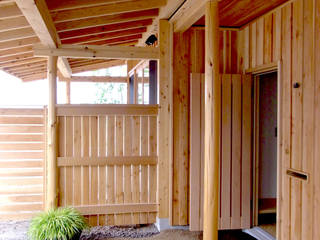 庭と暮らす家, 北村建築設計事務所 北村建築設計事務所 和風の 玄関&廊下&階段