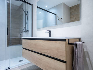 Reforma integral de baños en Castelldefels, Grupo Inventia Grupo Inventia Modern bathroom Tiles
