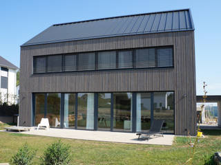 Neubau eines Wohnhauses mit Car-Port, AW+ Planungsgesellschaft mbH AW+ Planungsgesellschaft mbH Modern windows & doors