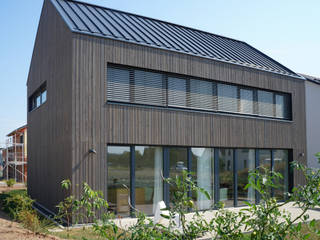 Neubau eines Wohnhauses mit Car-Port, AW+ Planungsgesellschaft mbH AW+ Planungsgesellschaft mbH บ้านไม้ ไม้ Wood effect