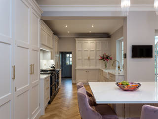 Cool white Edwardian style kitchen, John Ladbury and Company John Ladbury and Company Bếp xây sẵn Gỗ Wood effect