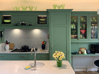 Edwardian style bespoke kitchen in Breakfast Room Green, John Ladbury and Company John Ladbury and Company Кухня в классическом стиле