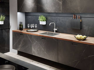 Stylishe Design-Küche in dunkler Eleganz, Kemner Home Company Küchen Kemner Home Company Küchen Built-in kitchens
