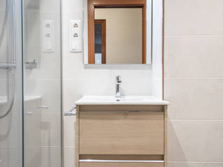 Reforma de baño en Av. Martí Pujol de Badalona, Grupo Inventia Grupo Inventia Modern Bathroom Wood-Plastic Composite Wood effect