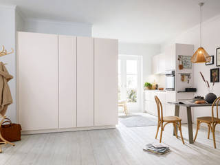 Stylish und perfekt organisiert: moderne Küche von Schüller, Kemner Home Company Küchen Kemner Home Company Küchen Small kitchens