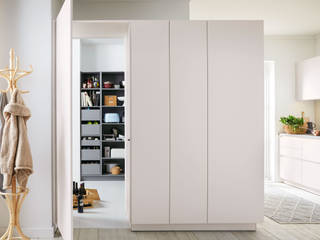 Stylish und perfekt organisiert: moderne Küche von Schüller, Kemner Home Company Küchen Kemner Home Company Küchen Built-in kitchens