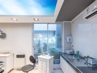 DENTAL SPA, KARLEN + CLEMENTE ARQUITECTOS KARLEN + CLEMENTE ARQUITECTOS Modern Study Room and Home Office Concrete White