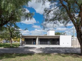 CASA LOCAL, KARLEN + CLEMENTE ARQUITECTOS KARLEN + CLEMENTE ARQUITECTOS Einfamilienhaus Beton Weiß