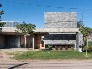 CASA MURO, KARLEN + CLEMENTE ARQUITECTOS KARLEN + CLEMENTE ARQUITECTOS Single family home Concrete Grey