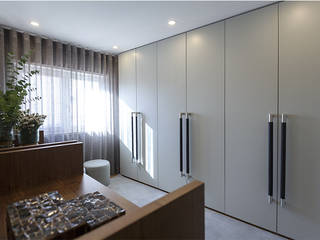 Interior Design Apartamento City , ÀS DUAS POR TRÊS, Arquitetura de Interiores e Decoração ÀS DUAS POR TRÊS, Arquitetura de Interiores e Decoração Phòng thay đồ phong cách hiện đại