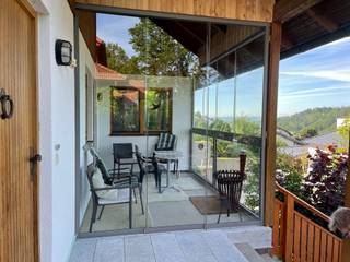 Terrasse mit Glas schützen - Terrassverglasung von Schmidinger, Schmidinger Wintergärten, Fenster & Verglasungen Schmidinger Wintergärten, Fenster & Verglasungen Konservatori Modern Kaca