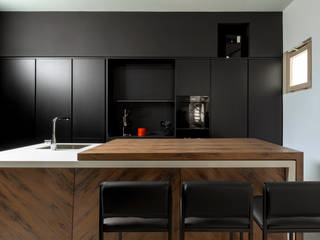 Cucina nera opaca e legno briccola., Toffini Cucine Toffini Cucine Kitchen Wood Wood effect