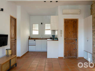 casa bloques, osb arquitectos osb arquitectos Built-in kitchens White