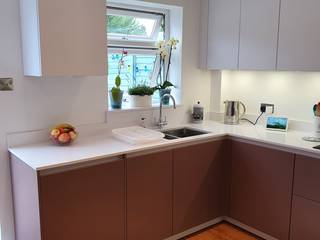 Modern flat handless kitchen in Snow White and Rosewood, Zara Kitchen Design Zara Kitchen Design Einbauküche Quarz