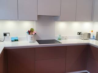 Modern flat handless kitchen in Snow White and Rosewood, Zara Kitchen Design Zara Kitchen Design Einbauküche Quarz