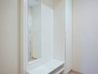 Reforma de vivienda en la Cícer, SMLXL-design SMLXL-design Ingresso, Corridoio & Scale in stile minimalista Legno Effetto legno