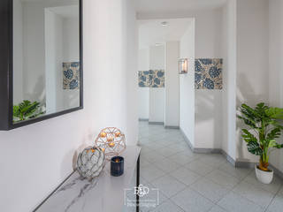 Blu leaves, BID-Homestaging Beatrice e Ilaria Dell'Acqua BID-Homestaging Beatrice e Ilaria Dell'Acqua Ingresso, Corridoio & Scale in stile moderno
