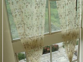 Thamarai Residence- Double Height Curtains, Patterns Furnishing Patterns Furnishing Okna i drzwi