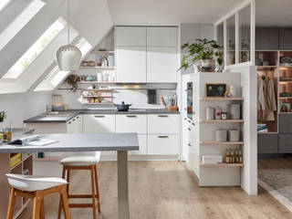 Perfekt geplant: Moderne Küche nach Maß im Dachgeschoss, Kemner Home Company Küchen Kemner Home Company Küchen Built-in kitchens