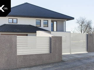 White sands. Nowoczesne ogrodzenie aluminiowe w kolorze białym, XCEL Fence XCEL Fence Halaman depan Aluminium/Seng