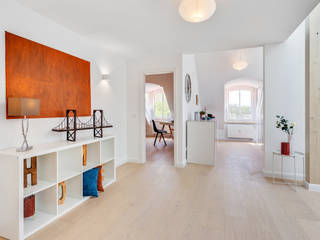 Traumhalt renovierte 4-Zimmerwohnung mit Galerie, ADDA Home Staging ADDA Home Staging Pasillos, vestíbulos y escaleras de estilo moderno