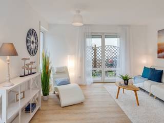 3-Zimmer Wohnung im Maritimstil in München, ADDA Home Staging ADDA Home Staging Ruang Keluarga Gaya Mediteran