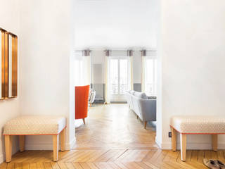 Entrée et salon d'un appartement Haussmannien, Studio Coralie Vasseur Studio Coralie Vasseur Modern corridor, hallway & stairs