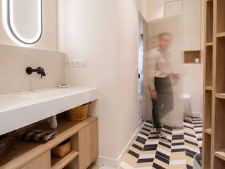 Une salle d'eau graphique à Annecy, Studio Coralie Vasseur Studio Coralie Vasseur Modern bathroom Wood Wood effect