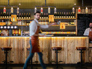 Un bar restaurant à Compiègne, Studio Coralie Vasseur Studio Coralie Vasseur Commercial spaces Wood Wood effect