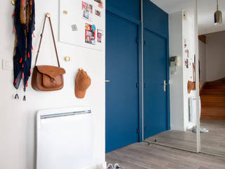 Une pièce de vie chic et poétique à Annecy, Studio Coralie Vasseur Studio Coralie Vasseur Eclectic style corridor, hallway & stairs