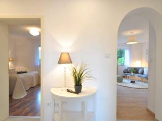 3-Zimmer Wohnung mit pflanzliche Stimmung, ADDA Home Staging ADDA Home Staging Modern corridor, hallway & stairs