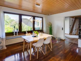 4-Zimmer Wohnung mit Sauna in Seebruck, ADDA Home Staging ADDA Home Staging Ruang Makan Gaya Country