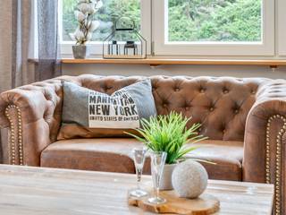 Zweistöckiges Haus im Industrialstil in Rottach-Ergern, ADDA Home Staging ADDA Home Staging Phòng khách phong cách công nghiệp