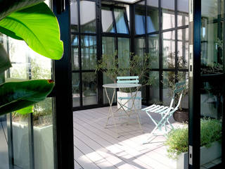 Loft Patio mit hellgrauen Premium Terrassendielen WPC glatt . Die prämierten, wetterfesten und pflegeleichten WPC Terrassendielen unterstützen das moderne Ambiente des Innenhofs., MYDECK GmbH MYDECK GmbH Balkon Holz-Kunststoff-Verbund Grau