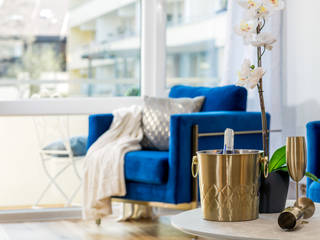 Renovierte 4-Zimmer Wohnung im "Blau und Gold" Stil, Puchheim, ADDA Home Staging ADDA Home Staging Phòng khách