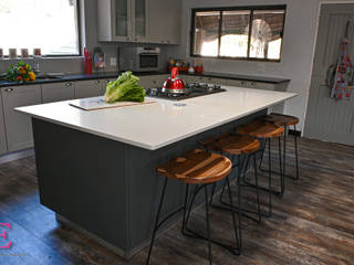 Open-plan Grey two-tone kitchen, Ergo Designer Kitchens & Cabinetry Ergo Designer Kitchens & Cabinetry Вбудовані кухні Інженерне дерево Сірий