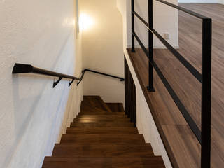 2階LDKの漆喰の家, 遊友建築工房 遊友建築工房 Stairs